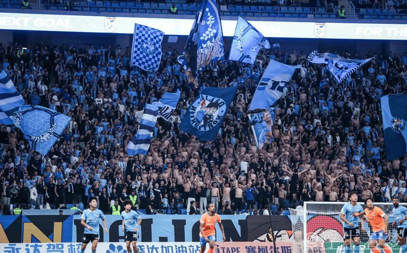 大连球市火爆再现，6万人涌入球场观赛